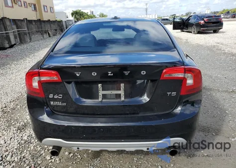 2013 Volvo S60 T5 z USA, uszkodzony, nr VIN YV1612FSXD1216721